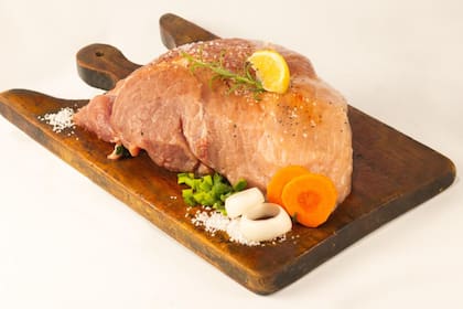 La carne de cerdo tiene muy baja cantidad de grasa intersticial y la nalga no es la excepción, siendo uno de los cortes más magros