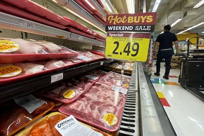La carne se exhibe en un estante en un mercado de Cárdenas el 8 de junio de 2022 en San Rafael, California