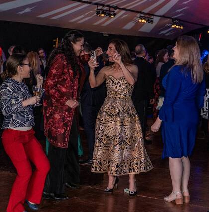 La carpa en los jardines de la Residencia se transformó en una pista de baile. Wendy Stanley fue una de las primeras en salir a bailar