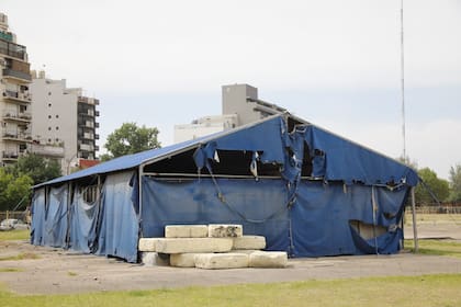 La carpa utilizada como vestuario está en las mismas pésimas condiciones que las otras dos; el lugar cerró en forma definitiva con la llegada de la pandemia
