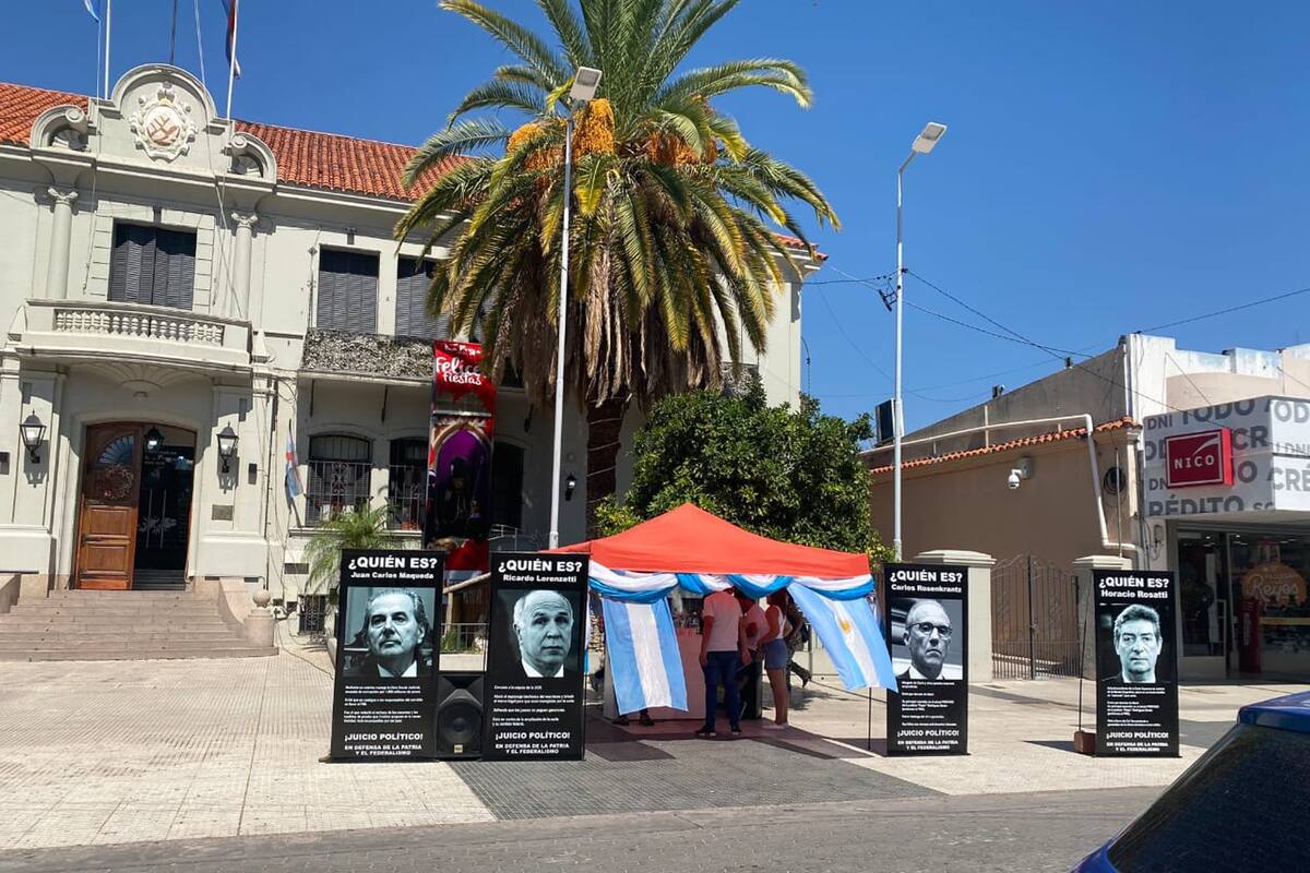 La carpa y las fotos de los integrantes de la Corte Suprema de Justicia están en la puerta de la Casa de Gobierno riojana, en la plaza 25 de Mayo.