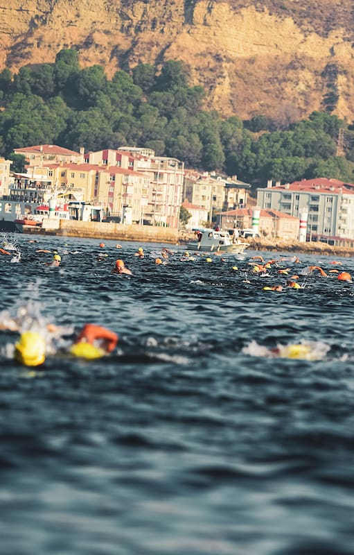 La carrera de 4,5 kilometros se realiza en el canal donde desemboca el mar de Mármara, en Turquía