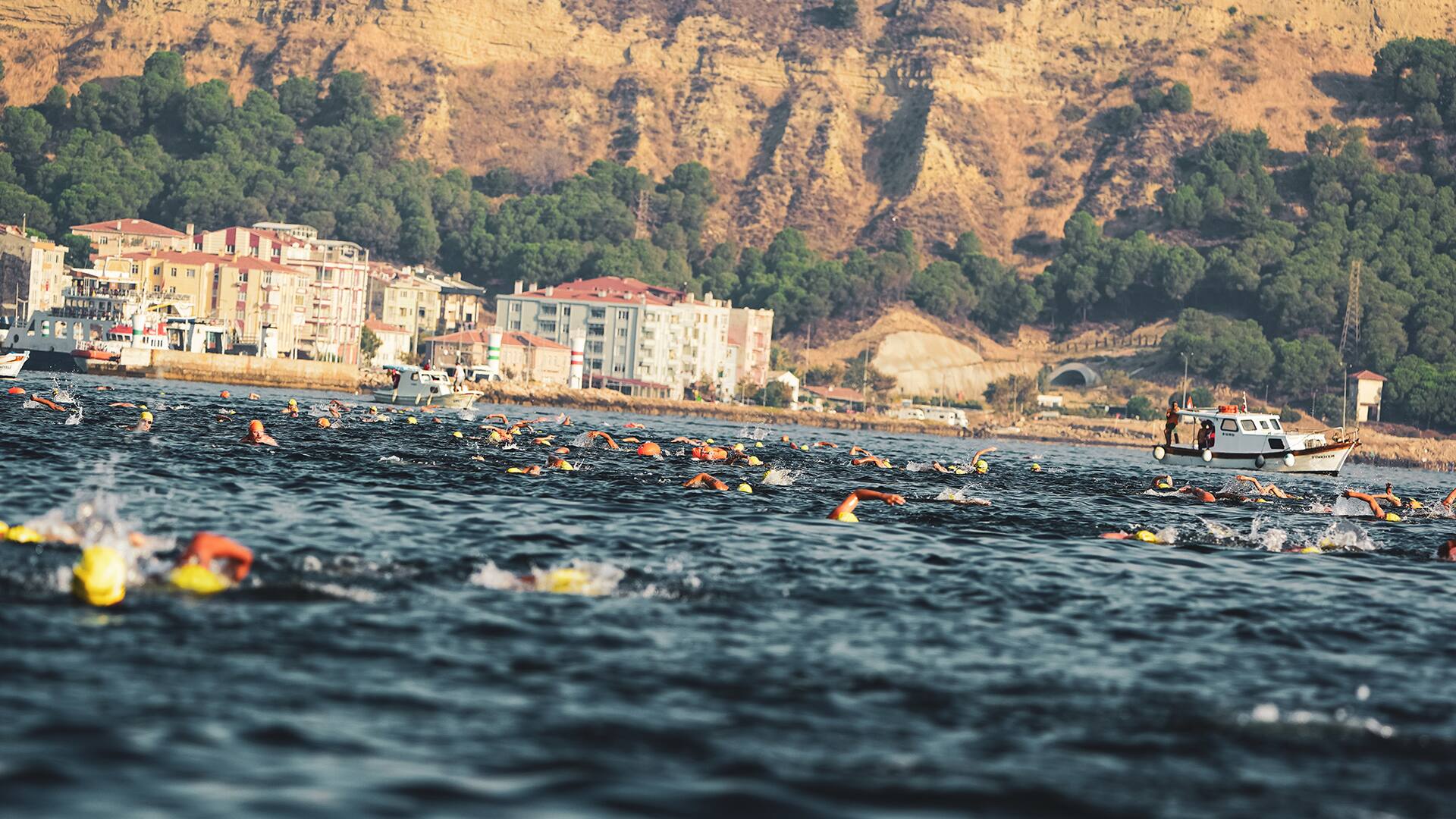 La carrera de 4,5 kilometros se realiza en el canal donde desemboca el mar de Mármara, en Turquía