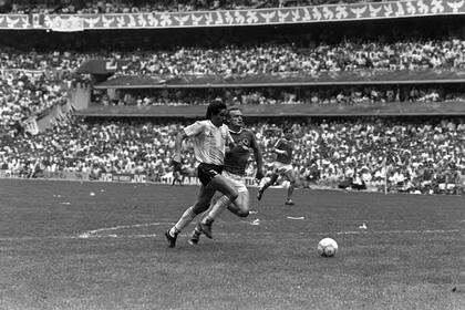 La carrera hacia la gloria: Jorge Burruchaga se apresta a marcar el 3-2 en la final de México 86; fue el último éxito albiceleste en mundiales sobre los germanos