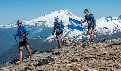 La carrera insignia del trail argentino recorre 100 kilómetros en tres días atravesando ríos, montañas y lagos; cada edición cambia de sede y apuesta al factor sorpresa
