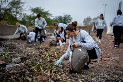 La carrera tuvo un "precalentamiento" especial, que consistió en recolectar residuos de la costa del río.