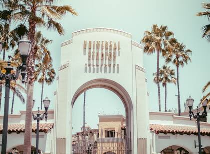 La carretera invadida de personas sin hogar se encuentra a solo unos minutos de Universal Studios