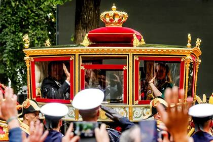 La carroza de cristal en la que llegaron los reyes Guillermo y Máxima junto a su hija Amalia, la heredera al trono de los Países Bajos. Tirada por ocho caballos de la provincia holandesa de Güeldres cuyos nombres son Vitus, Nigel, Yasha, Rocco, Ynsen, Vernon, Bienco y Windsor.