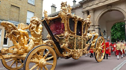 La Carroza de Oro fue diseñada por William Chambers y fabricada por el cochero Samuel Butler y data de 1760. Tiene talladas una serie de esculturas, entre las que hay tres querubines en el techo (representan a Inglaterra, Escocia e Irlanda) y cuatro tritones, uno en cada rueda.