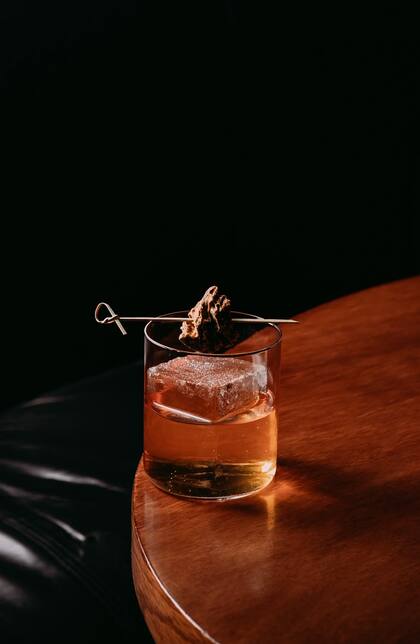La carta de bebidas combina clásicos de la coctelería internacional, creaciones de autor y una cuidada selección de vinos y espumantes.