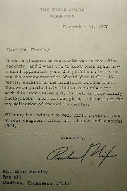 La carta de Nixon agradece a Presley por el regalo y le desea lo mejor a él y a su familia para el año entrante