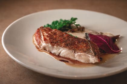 La carta de Sarasanegro se define por la disponibilidad diaria y por especies del Atlántico como merluzón, anchoa de banco, chernia, corvina, lenguado, palometa, bonito, pez limón o caballa