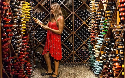 La carta de vinos incluye 100 etiquetas divididas por países