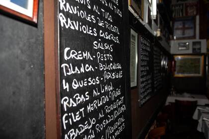 La carta del bodegón es amplia, pero los clásicos son la tortilla y las rabas