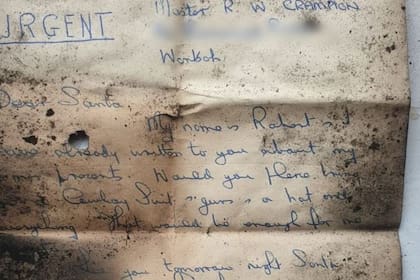 La carta doblada se encontró dentro de un montón de hollín después de que se limpiara la chimenea