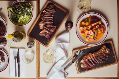 La carta especifica el origen de la carne, la estancia que la produce y la alimentación que recibió el animal.