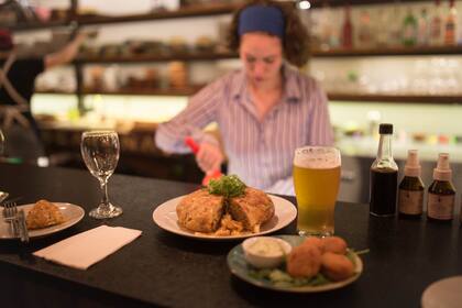 La carta está gobernada por las tapas, algunas con un tamaño que excede esa categoría.