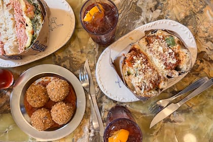 La carta también incluye arancini para el picoteo y platos estacionales como cintas caseras con porchetta ahumada o cavatelli con milanesas de bife de chorizo al plato.