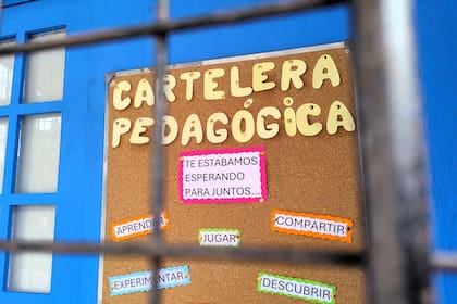 La cartelera en la puerta de la Escuela N°907 de Lanús, Juana Manso