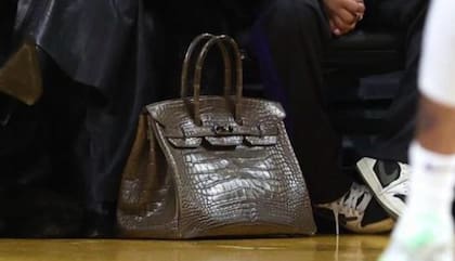 La cartera Birkin que Kim Kardashian dejó en el suelo