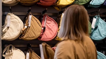 La cartera más vendida en la historia de Uniqlo tuvo tanto éxito que hasta sufrió imitaciones: en 2024, la marca japonesa demandó a Shein en Tokio por vender copias.