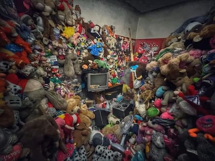 La casa abandonada estaba repleta de muñecas y osos de peluche desde hacía décadas