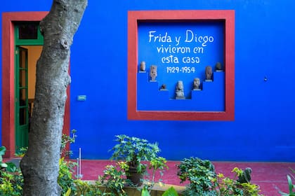 La casa azul. El mundo íntimo de Frida Kahlo en el lugar donde pasó la mayor parte de su vida, primero con su familia y luego con Diego Rivera