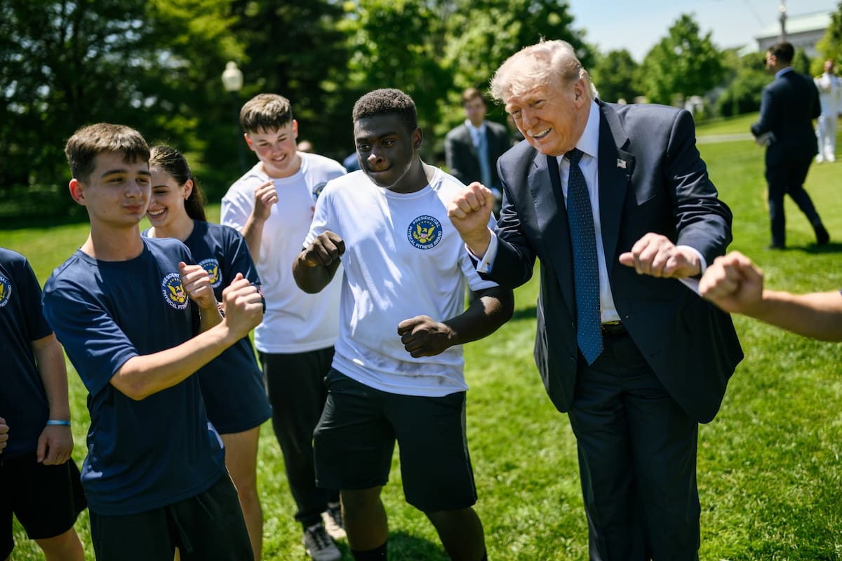 La Casa Blanca difundió imágenes del presidente enseñándole su icónico pase de baile a alumnos