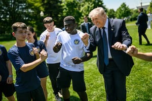 La Casa Blanca difundió imágenes del presidente enseñándole su icónico pase de baile a alumnos
