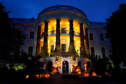 La Casa Blanca en Washington, iluminada en ocasión de Halloween, el 25 de octubre del 2020.  (Foto AP /Manuel Balce Ceneta)
