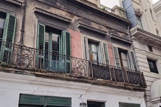Hallan monedas coloniales y una peculiar pieza de ajedrez en una casa que estuvo 40 años ocupada