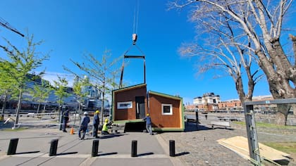 La casa Ceibo CM54 de IDERO en pleno montaje. Las construcciones que se fabrican en serie o a partir de módulos pueden ser instaladas en cualquier terreno y se distinguen por su menor coste de producción, certezas de costos y de tiempos y eficiencia energética.