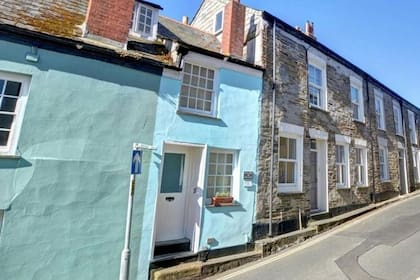 La casa celeste brillante mide en su punto más estrecho 1,75 metros de ancho