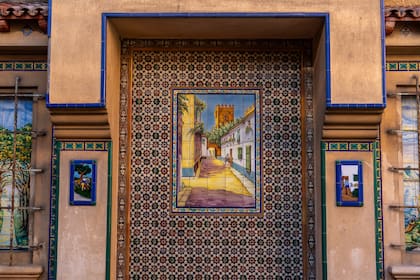 La casa centenaria conserva un mural hecho por Cattaneo y cía, la icónica fábrica de cerámicos.