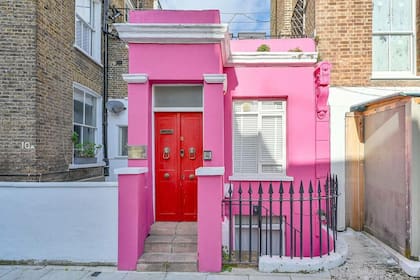 La casa colorida que se vende en Notting Hill, a 3 cuadras de la icónica librería, por 1,5 millones de euros