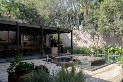 “La casa comenzó a construirse de atrás hacia adelante, y el jardín fue pensado también en función de las edades de los hijos de Andrés. Ya no se trata de niños que pasan todo el tiempo al aire libre”, contaron.