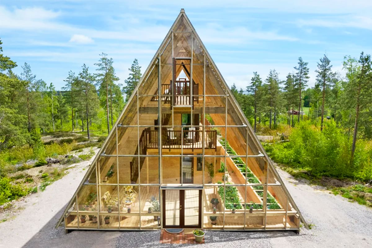 La casa con forma de A se llama Atri y recuerda a un invernadero.
