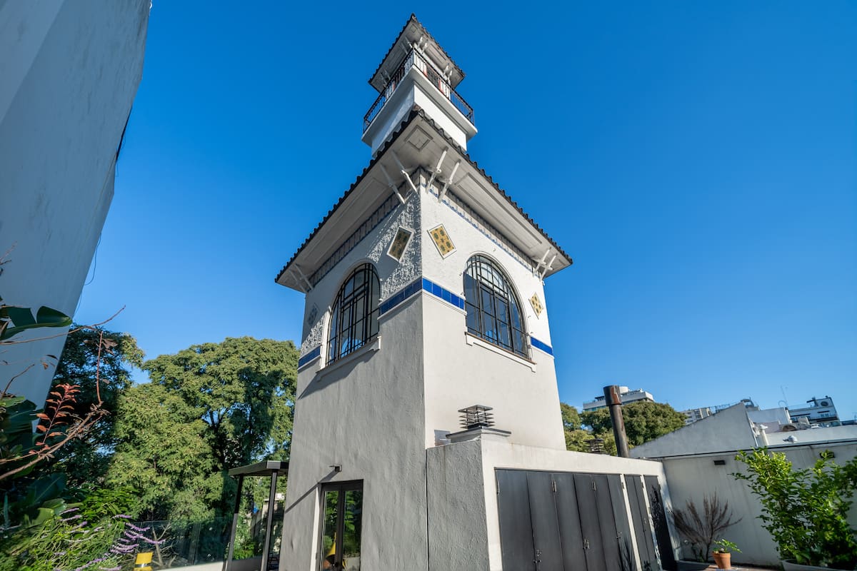 La casa con mirador en la calle Olleros sorprende a quienes caminan por la zona