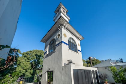 La casa con mirador en la calle Olleros sorprende a quienes caminan por la zona