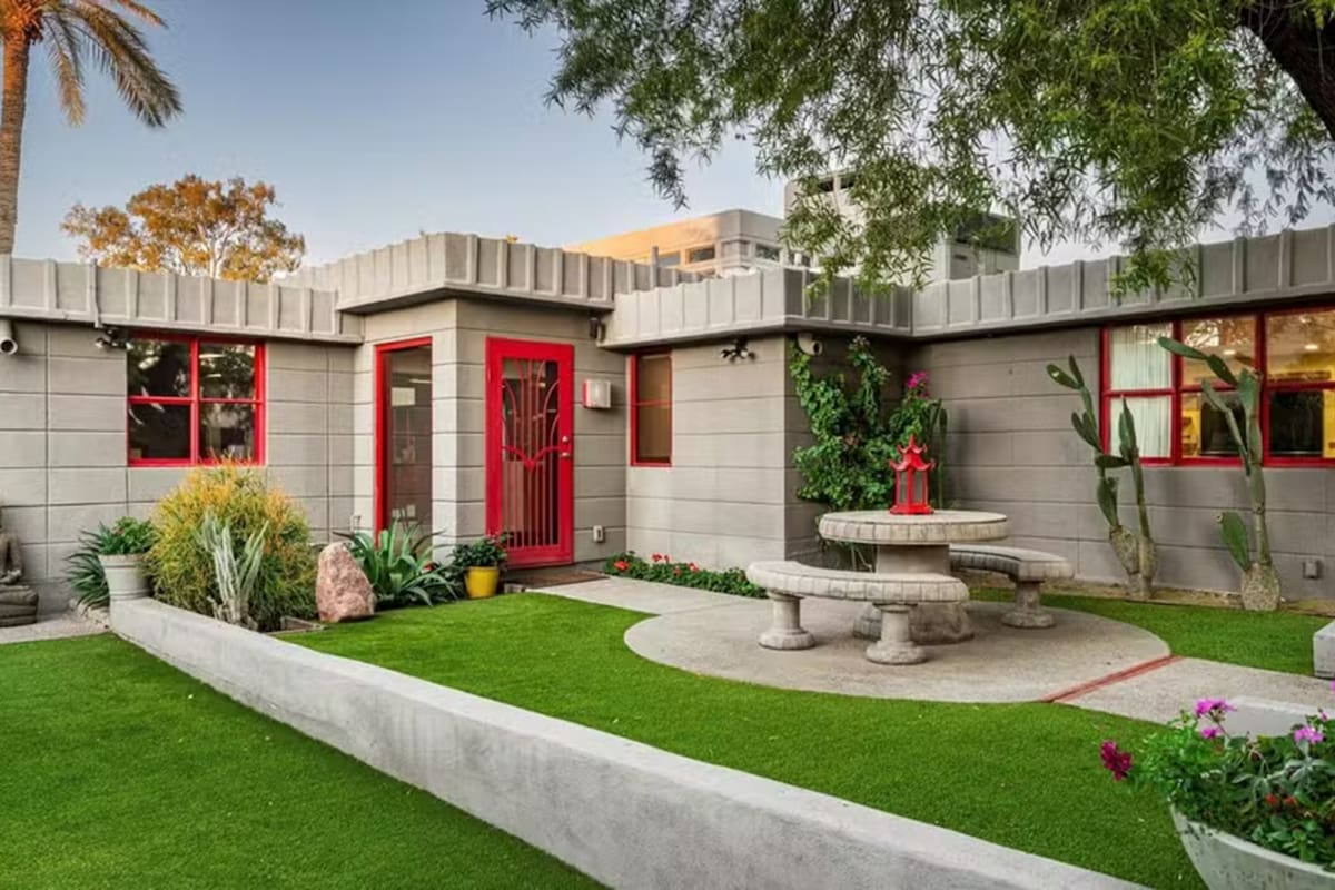 La casa con ventanas y puertas rojas es una atracción en Phoenix, Arizona, en Estados Unidos