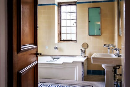 La casa conserva detalles originales del estilo Art Decó, como ventanas Crittall y terminaciones cromadas en los baños