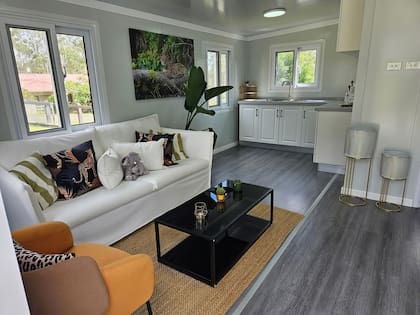 La casa contenedor de dos cuartos, diseñada para soportar condiciones climáticas adversas, cuenta con un aislamiento superior y una base de acero galvanizado que asegura su durabilidad