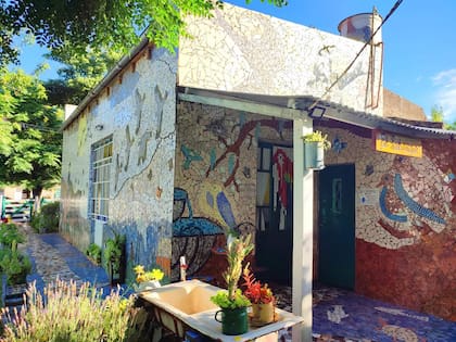 La casa cubierta de mosaicos.