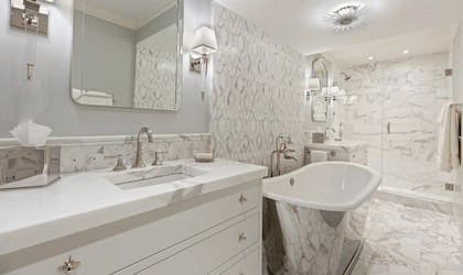 La casa cuenta con cuatro dormitorios con baños en suite
