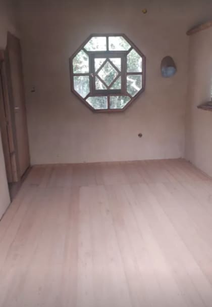 La casa cuenta con dos plantas y pisos de madera (Foto: Instagram @jeronimoweich)