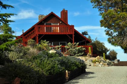 La casa cuenta con espectaculares vistas a las montañas de California