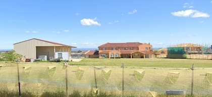 La casa cuenta con más de cinco dormitorios, y según los vecinos, el césped tarda alrededor de dos horas y media en cortarse. La propiedad está rodeada por unos 750 metros de valla