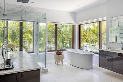 La casa cuenta con nueve baños