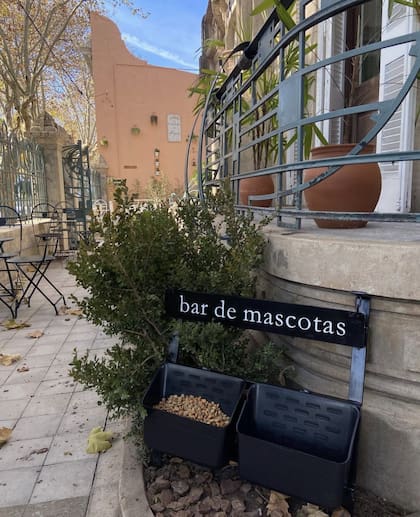 La casa cuenta con un amplio espacio exterior que rodea toda la construcción.
