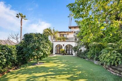 La casa cuenta con un amplio jardín y pileta